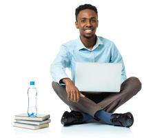 feliz africano americano Faculdade aluna com computador portátil, livros e garrafa do água sentado em branco foto