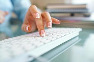 mulher escritório trabalhador digitando em a teclado foto