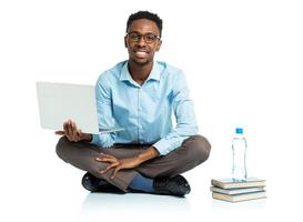 feliz africano americano Faculdade aluna com computador portátil, livros e garrafa do água sentado em branco foto