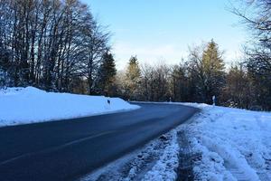 cpuntry estrada curva com neve foto