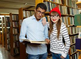 jovem casal às a biblioteca foto