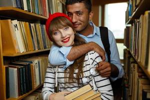 jovem casal às a biblioteca foto