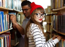 jovem casal às a biblioteca foto