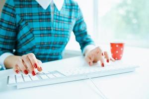 mulher escritório trabalhador digitando em a teclado foto