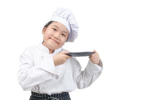 retrato do uma profissional menina chefe de cozinha segurando a esvaziar prato. isolado em branco fundo. foto