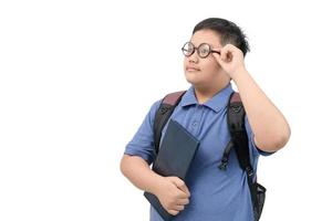 bonito Garoto aluna segurando óculos e carregando uma escola saco isolado foto