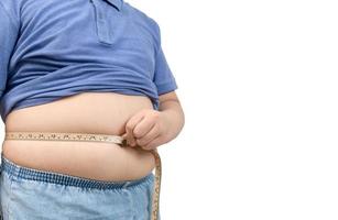 obeso gordo Garoto medindo fita do estômago isolado em branco foto