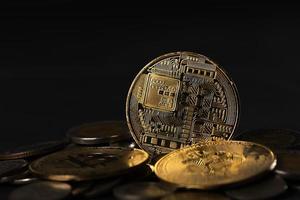 criptomoeda dourado bitcoin moeda em tailandês banho moeda, eletrônico virtual dinheiro para rede bancário foto