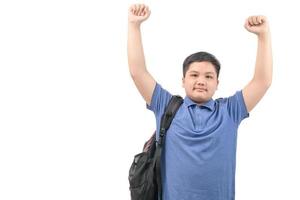 feliz ásia aluna levar escola saco e levantando dele mão isolado foto