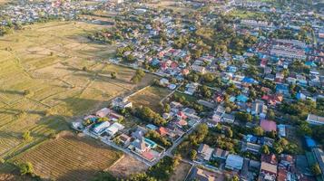 Vizinhança com residencial casas e calçadas, terra usar planejamento foto