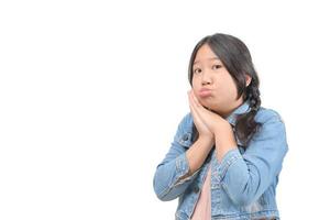 fechar-se retrato pequeno menina gesticulando com apelo emoção isolado branco fundo. foto