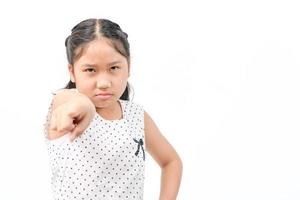 retrato Bravo criança menina apontando dedo às Câmera gritando isolado foto