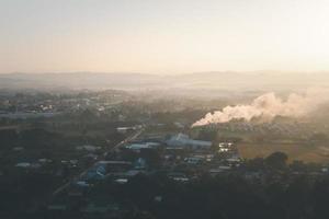 topo Visão do nan província e tóxico fumaça deriva a partir de a fábrica haste. foto