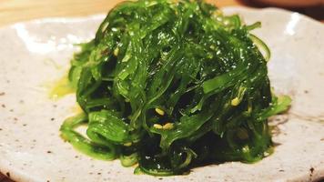japonês salada. algas marinhas borrifado com sésamo. saudável vegetariano frutos do mar. em conserva salada. foto