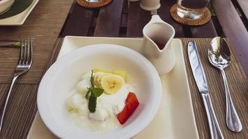 iogurte com banana e Melancia em uma branco placa. foto