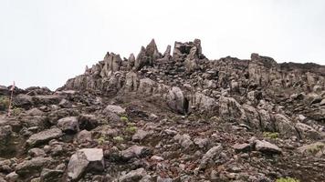 Visão do a topo do a montanha com surpreendente pedras foto