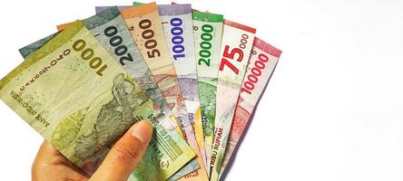 homem segurando recentemente emitido indonésio notas. rupia moeda conceito isolado em uma branco fundo. negativo espaço foto