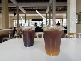 gelado americano com laranja e gelado americano dentro café fazer compras foto