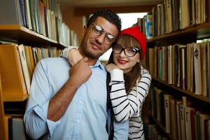 jovem casal às a biblioteca foto