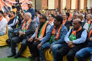 delhi, índia, 02 de dezembro de 2022 -bharatiya janata partidário bjp durante mega road show em apoio ao candidato bjp pankaj luthara para arquivar documentos de nomeação antes das eleições do órgão local mcd 2022 foto