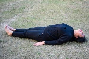 jovem indiana praticando ioga ao ar livre em um parque. linda garota pratica pose de ioga básica. calma e relaxamento, felicidade feminina. poses básicas de ioga ao ar livre foto