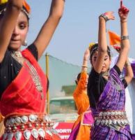Délhi, Índia - dezembro 11 2022 - bharatanatyam indiano clássico odissi dançarinos realizando às estágio. lindo indiano menina dançarinos dentro a postura do indiano dança. indiano clássico dança bharatanatyam foto