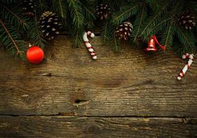 Natal árvore galhos com Natal decorações em de madeira textura foto