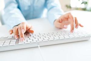 mulher escritório trabalhador digitando em a teclado foto