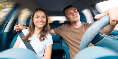 jovem casal dentro uma carro foto