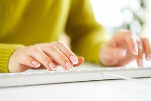 mulher escritório trabalhador digitando em a teclado foto