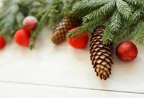 Natal árvore galhos com cones, Natal decorações em branco de madeira textura pronto para seu Projeto. inverno feriados fundo foto