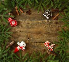 Natal árvore ramo com cones, canela, ditado e Natal decorações em de madeira fundo com copyspace foto