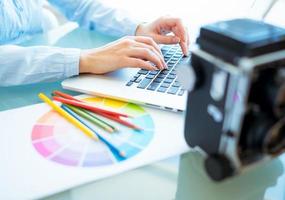 mulher escritório trabalhador digitando em a teclado foto