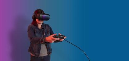 lindo jovem hispânico mulher em pé vestindo virtual realidade óculos e jogando com uma vídeo jogos console dentro dela mãos foto