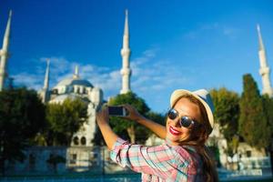 menina fazer foto de a Smartphone perto a azul mesquita, Istambul. Peru