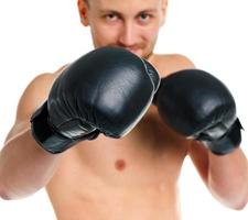 esporte atraente homem vestindo boxe luvas em a branco foto