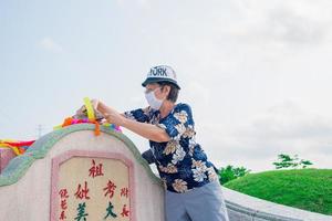 chonburi, tailândia, 9, abril, 2018 chinês descendentes limpeza túmulo e oferta orações para ancestrais durante dentro qingming festival ,varredura de túmulos dia foto