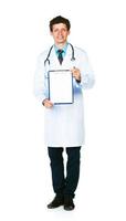 jovem sorridente masculino médico mostrando prancheta com cópia de espaço para texto em branco foto