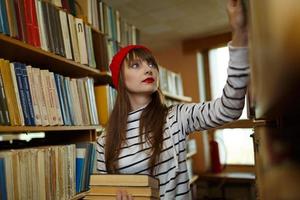 jovem mulher na biblioteca foto