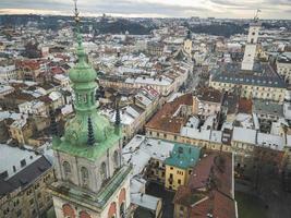 aéreo Visão do a histórico Centro do lviv. tiroteio com zangão foto