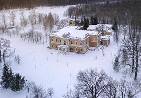 aéreo Visão do a velho abandonado Estado dentro a deserto inverno panorama foto