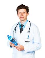 retrato do uma sorridente masculino médico segurando garrafa do água em branco foto