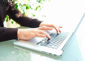 mãos ou homens escritório trabalhador digitando em a teclado foto