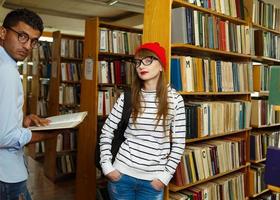 jovem casal às a biblioteca foto