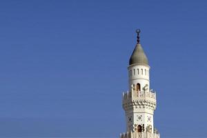 Madinah, saudita Arábia, dezembro 28, 2017. Quba mesquita dentro medina. Quba mesquita torre dentro azul isolado fundo foto