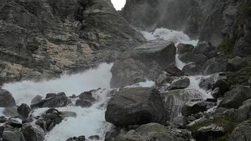 água a partir de a ampla geleira dentro Noruega foto