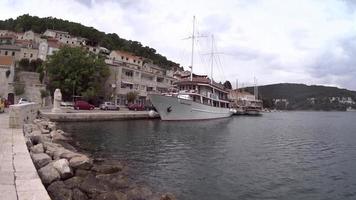 braçadeira ilha, Croácia. tradicional barco dentro a porta. Visão do a cidade. foto