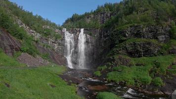 cachoeira nas montanhas. natureza ao ar livre na noruega foto