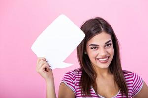 retrato do uma feliz jovem lindo mulher segurando esvaziar discurso bolha isolado sobre Rosa fundo foto