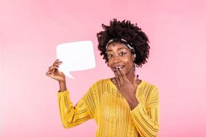 jovem e lindo mulher segurando branco discurso bolha borda. africano americano menina desgasta casual equipamento . feliz sentimentos e positivo energia conceito. foto